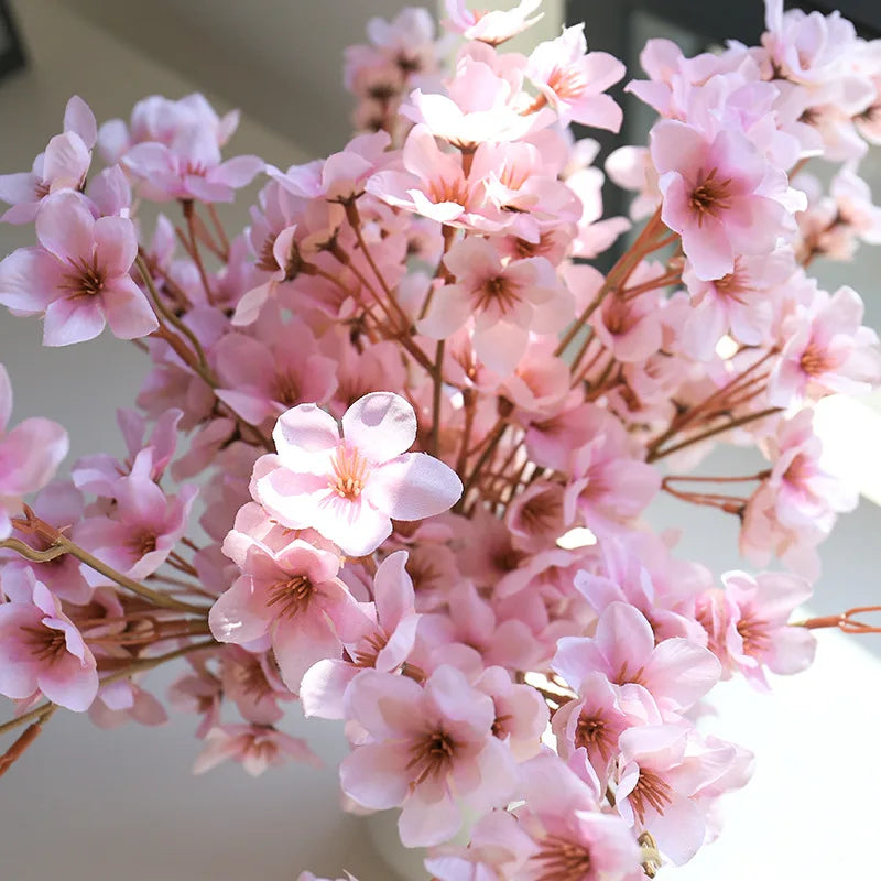 Blütenzauber Elegante Kirschblüten-Dekoration für ein zeitloses Ambiete